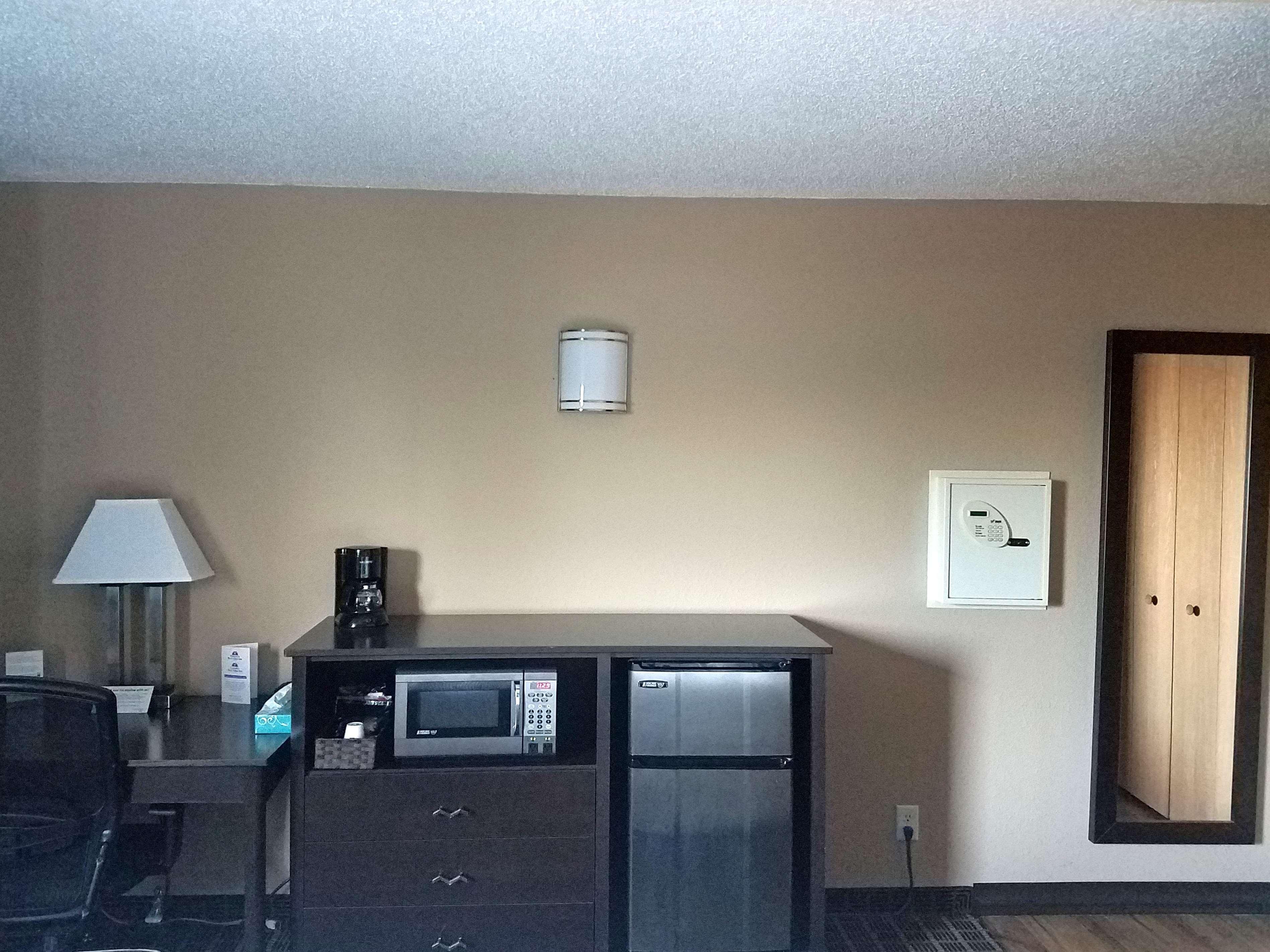 Americas Best Value Inn And Suites Bismarck Exterior foto