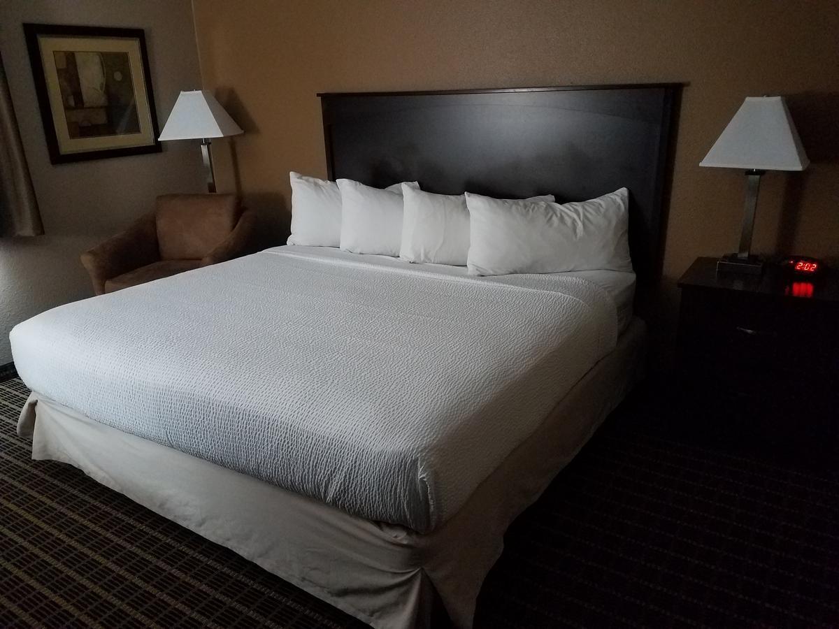 Americas Best Value Inn And Suites Bismarck Exterior foto